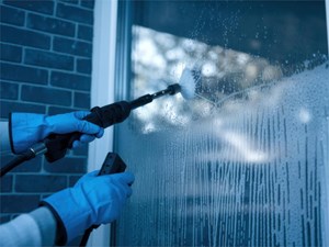 ¿A qué clientes ofrecemos nuestros trabajos de limpieza de cristales en Lugo?