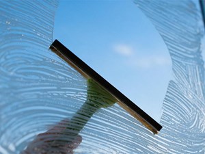 ¿Cada cuánto tiempo deben limpiarse los cristales de las ventanas?