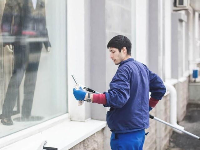 Consejos para conseguir una limpieza de cristales con un acabado profesional